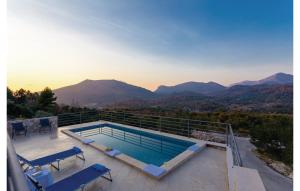 - une piscine sur le toit d'une maison avec des montagnes dans l'établissement Matušić Guest House, à Dubrovnik