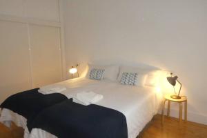 a bedroom with a large white bed with two pillows at piso encantador en el centro in Donostia-San Sebastián