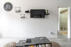 Televízia a/alebo spoločenská miestnosť v ubytovaní APARTMAN SOKOL****