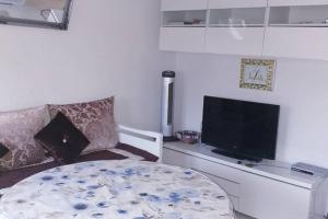 uma sala de estar com um sofá e uma televisão de ecrã plano em Apartamento vacaciones em Palafrugell