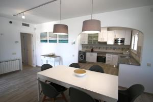 a kitchen and dining room with a table and chairs at Villa Paradis in Miami Platja