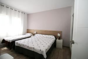 Un dormitorio con dos camas y una ventana en Villa Paradis, en Miami Platja 37 fotos más