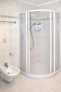 uma casa de banho com um chuveiro, um WC e um lavatório. em Apartment Giuditta by Interhome em Pera