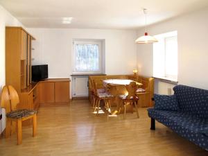 ein Wohnzimmer mit einem Tisch und einem Sofa in der Unterkunft Apartment Giuditta by Interhome in Pera