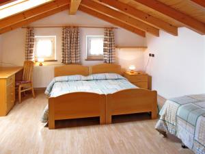 Schlafzimmer mit einem Bett und einem Schreibtisch in der Unterkunft Apartment Giuditta by Interhome in Pera