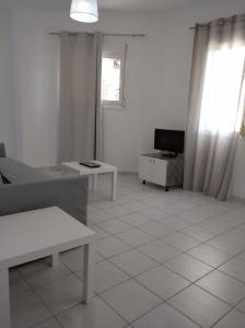 TV a/nebo společenská místnost v ubytování Kavala Home 1