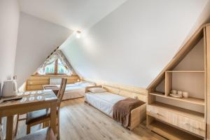 1 dormitorio con 1 cama y escritorio en una habitación en Willa Polana, en Bukowina Tatrzańska