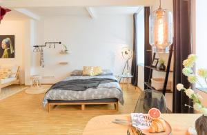 una camera con letto al centro della stanza di ☆Design Apartment Zentral☆200m vom Marktplatz☆ruhige Altstadtlage☆ a Reutlingen