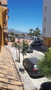 een auto geparkeerd op een parkeerplaats naast een straat bij Apartamento en Fuengirola junto al paseo marítimo in Fuengirola