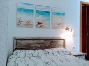 1 dormitorio con 1 cama con 4 cuadros en la pared en Sol Apartment, en L'Estartit 54 fotos más