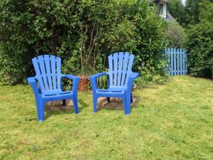 ロクテュディにあるHoliday Home La Ferme - LOY112 by Interhomeの庭の芝生に座る青い椅子2脚