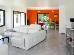 カマレ・シュル・メールにあるHoliday Home O din men d'Yggdrasill - CMS104 by Interhomeの白い家具とオレンジ色の壁が備わるリビングルーム