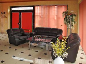 un soggiorno con 2 sedie in pelle e un tavolino da caffè di Holiday Home Zum Katzengrund I by Interhome a Hinrichshagen
