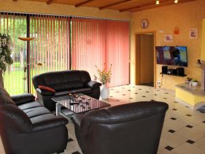 un soggiorno con 2 sedie in pelle e un tavolo di Holiday Home Zum Katzengrund I by Interhome a Hinrichshagen