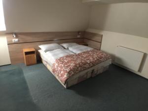 Säng eller sängar i ett rum på Patavár Panzió Étterem