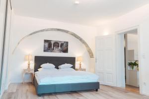 a bedroom with a bed with an archway above it at Smile Apartments zum Goldenen Hirschen in Krems an der Donau