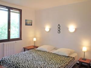 シス・フール・レ・プラージュにあるApartment La Cigale - SFP146 by Interhomeのベッドルーム1室(壁に照明2つ付)