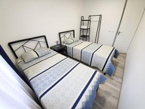 dos camas sentadas una al lado de la otra en un dormitorio en Central Guesthouse Gyumri en Gyumri