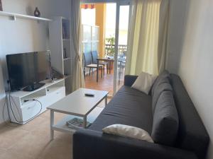 TV a/nebo společenská místnost v ubytování Urbanización Mar de Canet, 2 dormitorios con piscina comunitaria, garaje y wifi