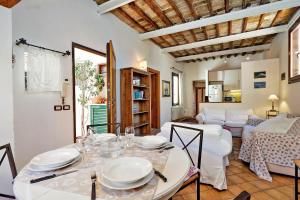 een eetkamer met een tafel en een woonkamer bij Lungaretta 97 in Rome