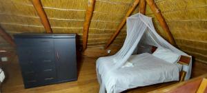 Chicuanga في Chizavane: غرفة نوم مع سرير وخزانة في غرفة