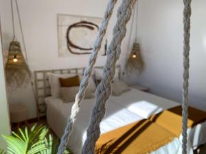 um baloiço de corda num quarto com uma cama em Samil55 em Vigo