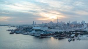 Crowne Plaza Dubai Festival City في دبي: إطلالة على المدينة من الماء مع ميناء