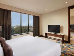 Novotel Kochi Infopark的电视和/或娱乐中心