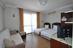 Postel nebo postele na pokoji v ubytování Defne & Zevkim Hotel