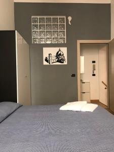 フィレンツェにあるSignoria Suite 24thのベッドルーム1室(ベッド1台付)が備わります。壁に絵が飾られています。