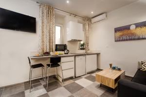 TV a/nebo společenská místnost v ubytování Eden Apartments by CorfuEscapes