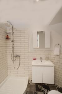 Bathroom sa Eden Apartments by CorfuEscapes