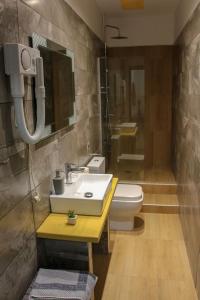 タソスにあるMirador Apartmentsのバスルーム(洗面台、トイレ付)