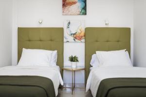 dos camas sentadas una al lado de la otra en una habitación en Villa Flamboyan, en Yaiza
