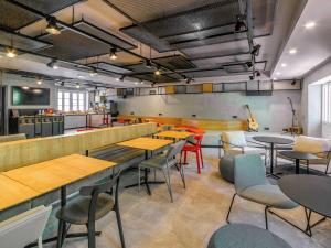 a restaurant with tables and chairs and a bar at ibis Porto Centro Mercado Bolhao in Porto