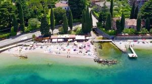 una vista aérea de una playa con gente en el agua en Villa CorteOlivo Rooms, en Torri del Benaco