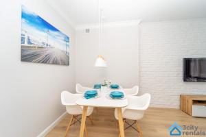 Televízia a/alebo spoločenská miestnosť v ubytovaní Nowoczesny Apartament 3city w Gdyni z Parkingiem by Noclegi Renters