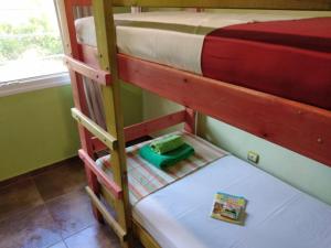 מיטה או מיטות קומותיים בחדר ב-Lagoon Beach House