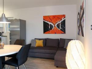 ein Wohnzimmer mit einem Sofa und einem Tisch in der Unterkunft Apartment Bacic - OMI216 by Interhome in Marusici 