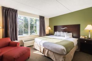מיטה או מיטות בחדר ב-Quality Inn & Suites Conference Center West Chester