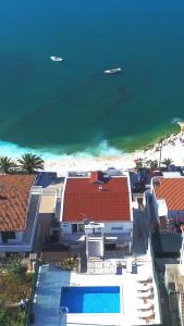 ariaal uitzicht op een gebouw met strand en water bij Apartmani Antonia in Trogir