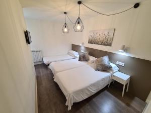 Postel nebo postele na pokoji v ubytování Hotel Jacobeo + 37 fotografií