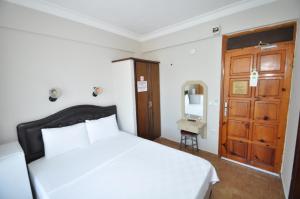 Postel nebo postele na pokoji v ubytování Defne & Zevkim Hotel