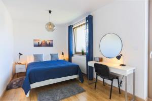 Un pat sau paturi într-o cameră la Apartamenty Świnoujście - Kwartał Róży Wiatrów II