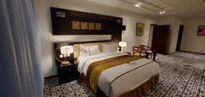 Un pat sau paturi într-o cameră la Alazhar Palace Hotel