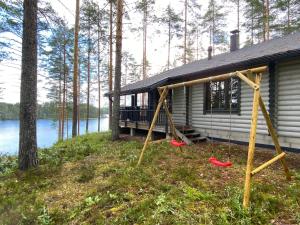 een huis met twee schommels ervoor bij Villa Norppa in Punkaharju