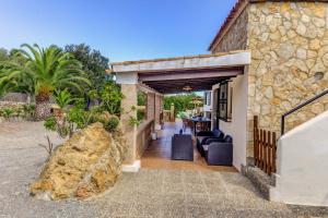 Casa de piedra con porche con roca en Villa Salve en Pollença