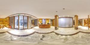 杭州的住宿－天倫精品酒店西湖店，大型客房,设有书架大堂