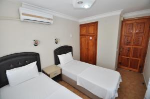 Postel nebo postele na pokoji v ubytování Defne & Zevkim Hotel