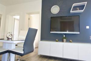 TV a/nebo společenská místnost v ubytování New and modern apartment Karavona Bol